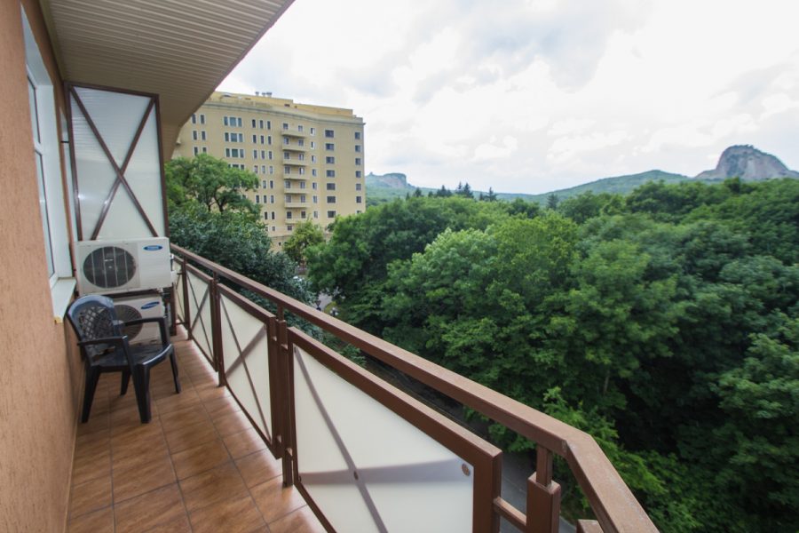 Номер Делюкс в санатории Славяновский Исток в городе Железноводске - фотография