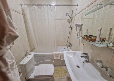 Номер Делюкс в санатории Славяновский Исток в городе Железноводске - фотография