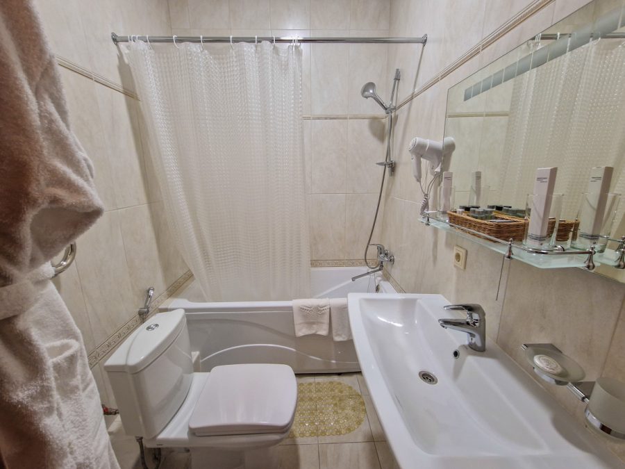 Номер Делюкс в санатории Славяновский Исток в городе Железноводске - фотография