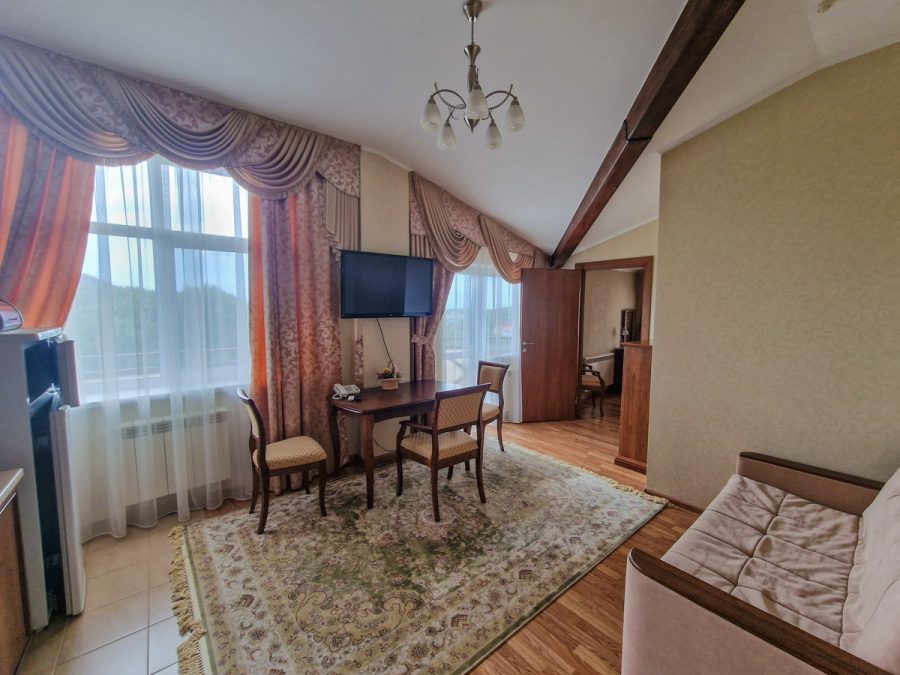 Номер Делюкс в санатории Славяновский Исток в городе Железноводске - фотография