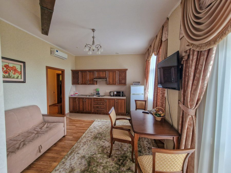 Номер Делюкс в санатории Славяновский Исток в городе Железноводске - фотография