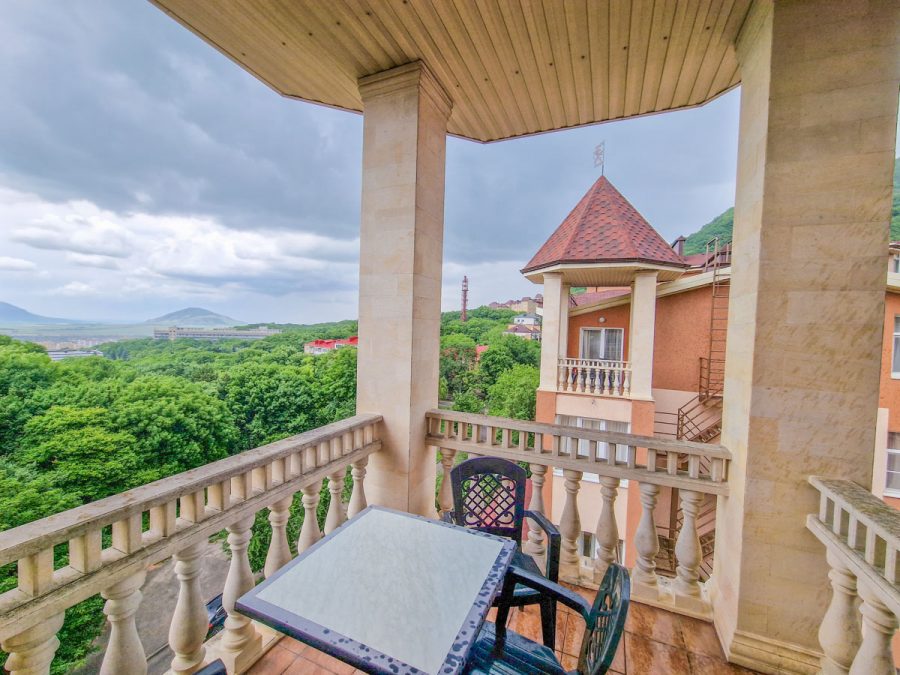 Номер Делюкс в санатории Славяновский Исток в городе Железноводске - фотография