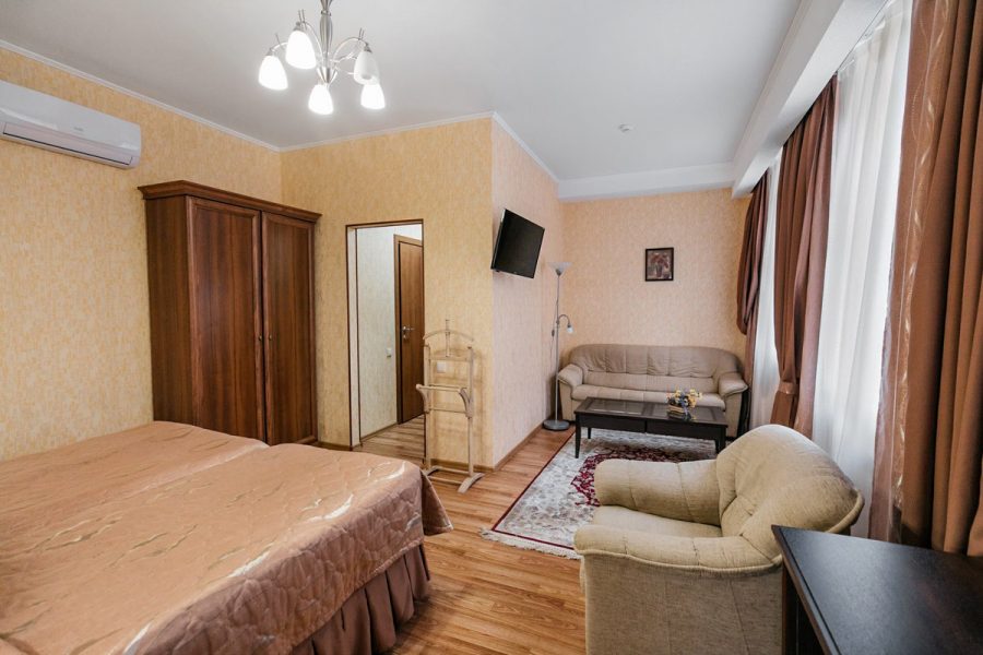 Номер Джуниор сюит в санатории Славяновский Исток в городе Железноводске - фотография