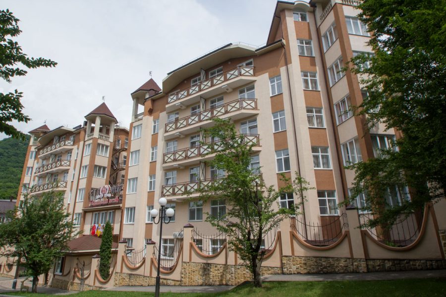 Главный корпус в санатории Славяновский Исток в городе Железноводске - фотография