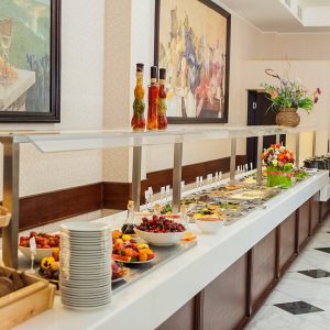 Обеденный зал в санатории Славяновский Исток в городе Железноводске - фотография