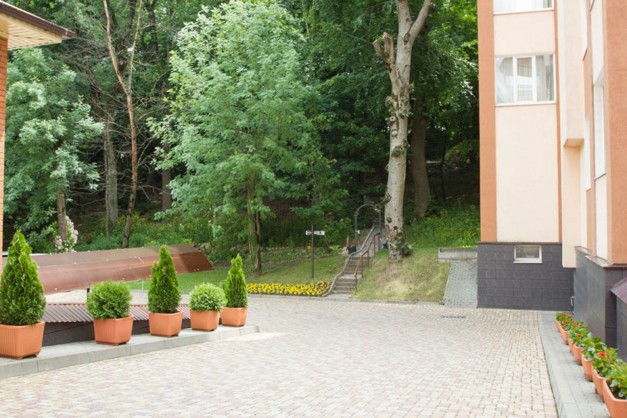 Территория санатория Славяновский Исток в городе Железноводске - фотография