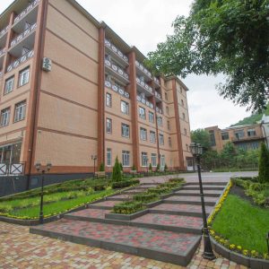 Территория санатория Славяновский Исток в городе Железноводске - фотография