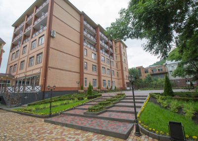 Территория санатория Славяновский Исток в городе Железноводске - фотография