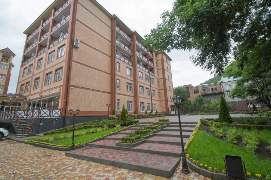 Территория санатория Славяновский Исток в городе Железноводске - фотография