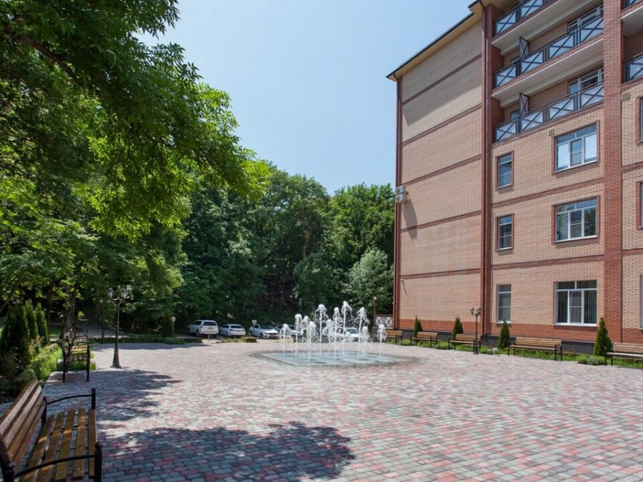 Территория санатория Славяновский Исток в городе Железноводске - фотография