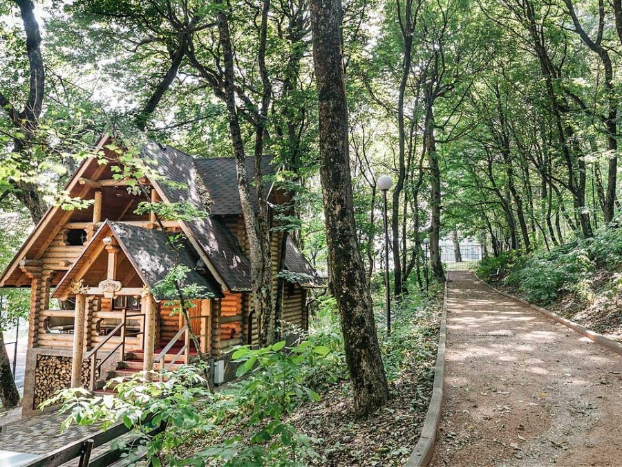 Территория санатория Славяновский Исток в городе Железноводске - фотография